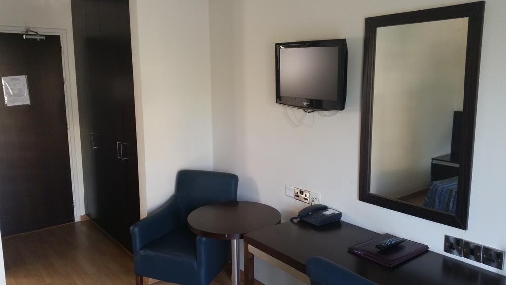 Crown Resorts Henipa Larnaca Rum bild