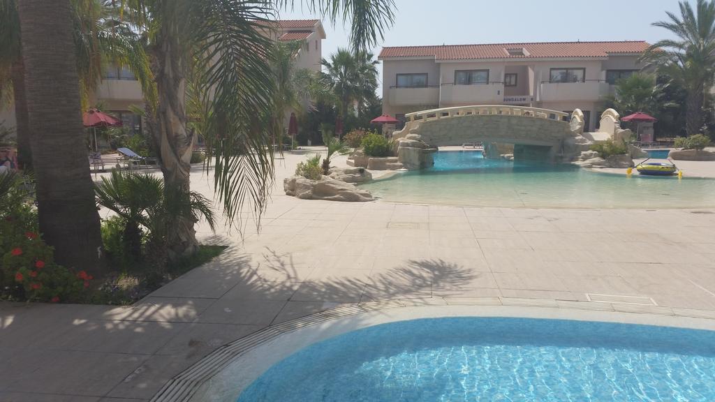 Crown Resorts Henipa Larnaca Exteriör bild
