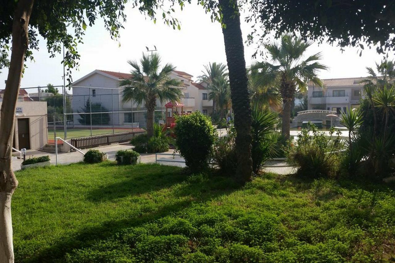 Crown Resorts Henipa Larnaca Exteriör bild